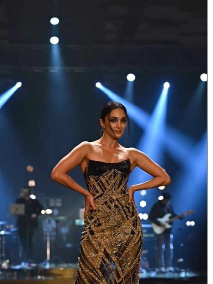 કિયારા અડવાણીએ આ આકર્ષક લૂકમાં લેકમે ફેશન વીકમાં સ્ટેજ પર પોતાનો જલવો બતાવીને છવાય ગઇ છે. 