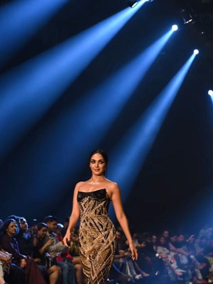 કિયારા અડવાણી આ ઓફ શોલ્ડર અને ચમકકદાર ડ્રેસમાં ખુૂબ જ આકર્ષક લાગી રહી છે. તેમજ તેનો ચહેરો શું ગ્લો કરી રહ્યા છે. 