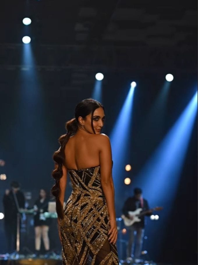 કિયારા અડવાણીએ આ લૂક પર આ પ્રકારની હેયર સ્ટાઇલ લીધી હતી. અભિનેત્રીને આ હેયર સ્ટાઇલ ખુબ જ સરસ લાગી રહી છે. ઉલ્લેખનીય છે કે, આ તમામ તસવીરો વીરલ ભાયાણીના વીડિયો પરથી લેવામાં આવી છે.