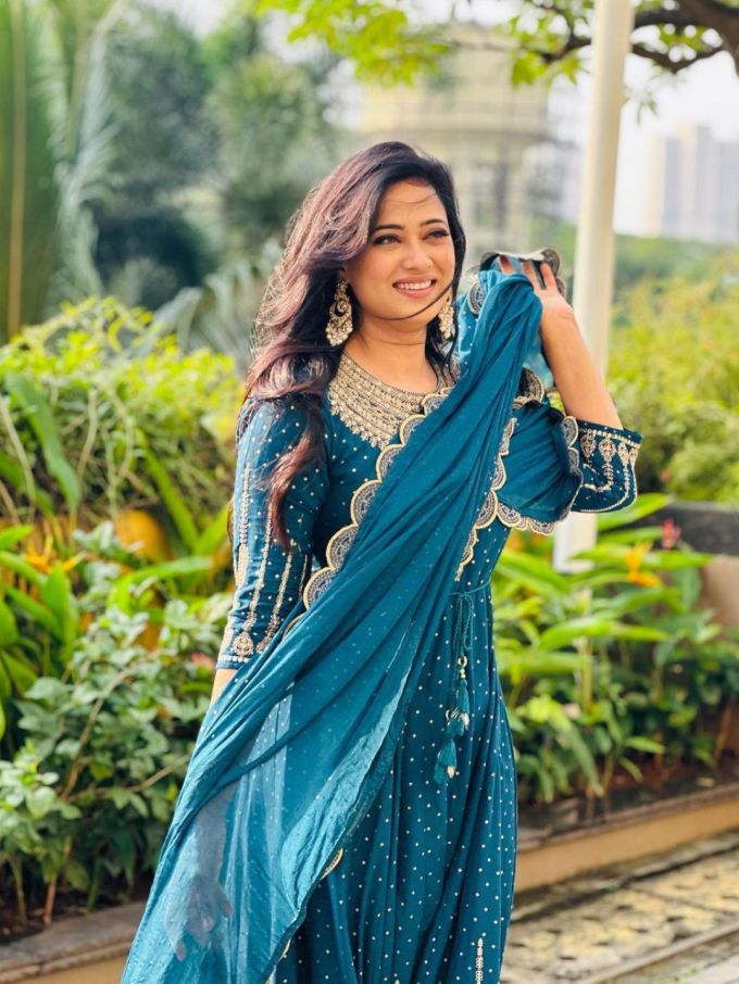 શ્વેતા તિવારી પર આ રંગ ખુબ ખીલી રહ્યો છે. શ્વેતાની વધતી ઉંમર જરા પણ એના ફેસ તેમજ ફિગર પર દેખાતી નથી.