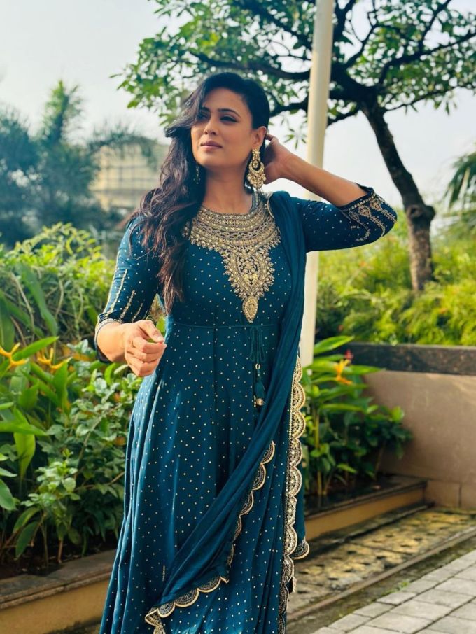 શ્વેતા તિવારીની કુર્તો હેવી વર્કવાળો છે તેથી તમે આના પર ટોપ્સ ટાઇપ કે એક્ટ્રેસે પહેરેલી ઇયરિંગ્સ પહેરી શકો છો. 