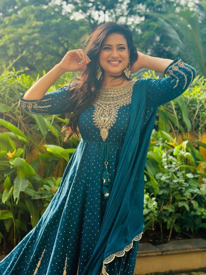 શ્વેતા તિવારી તાજેતરમાં મોરપીંછ કલરના શૂટમાં જોવા મળી હતી. આ લૂક તેનો દિવાળી માટે બેસ્ટ છે. આમાં તમારે કોઇ પણ પ્રકારની જ્વેલરી પહેરવી પડશે નહીં. 