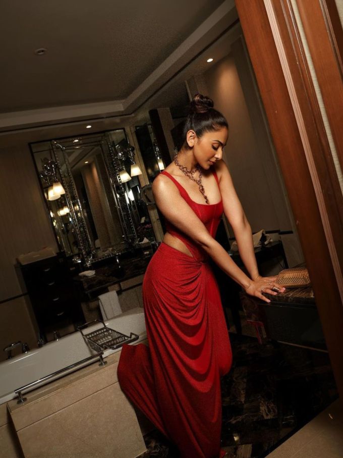 આ પીસ પર તેને અલગ જ જ્વેલરી પહેરી છે. રકુલની તસવીરો ઈન્સ્ટાગ્રામ પર પોસ્ટ કરી છે જે ઝડપથી વાયરલ થઈ રહી છે.