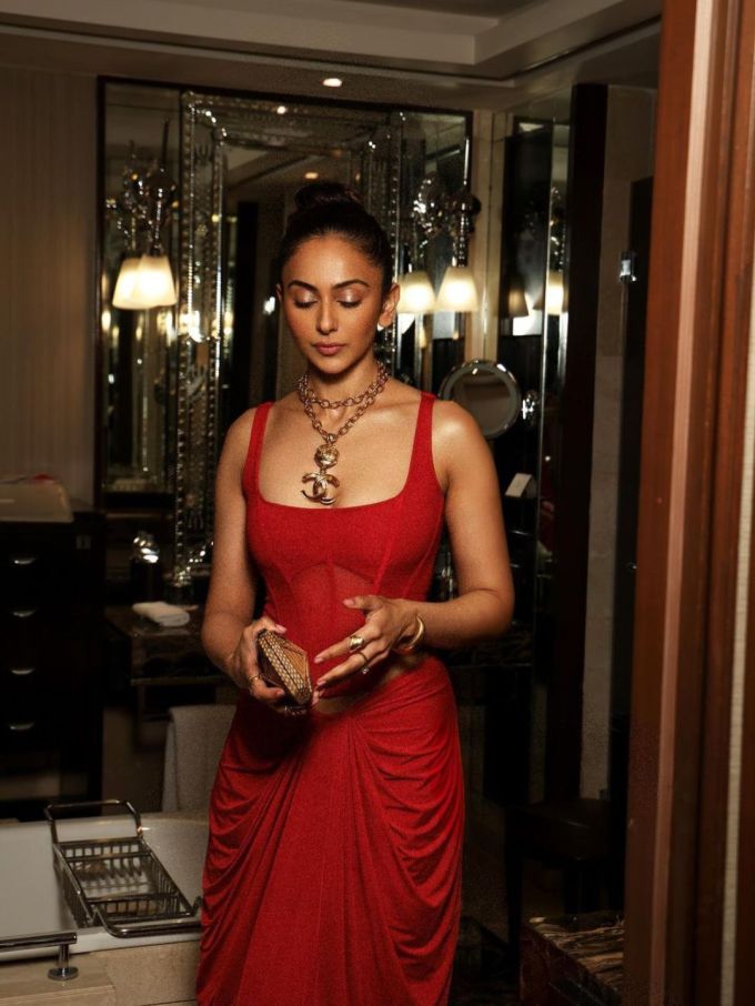 રકુલની ફેશન સેન્સ એકદમ અનોખી છે જે ઘણી યુવતીઓને પ્રેરણા આપે છે. ફેન્સ સાથે જોડાયેલા રહેવા માટે રકુલ સોશિયલ મીડિયા પર ખૂબ જ એક્ટિવ રહે છે.