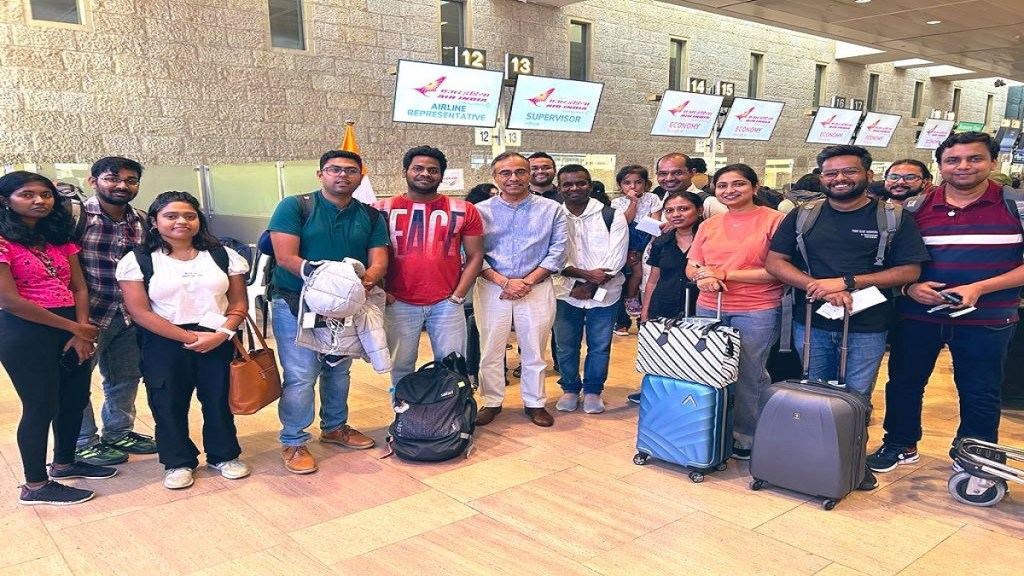 Israel Hamas war : હમાસમાં ફસાયેલા ભારતીયો પહોંચ્યા દિલ્હી, કહ્યું- સાયરન વાગતા જ ડર લાગ્યો Israel Hamas war : હમાસમાં ફસાયેલા ભારતીયો પહોંચ્યા દિલ્હી, કહ્યું- સાયરન વાગતા જ ડર લાગ્યો