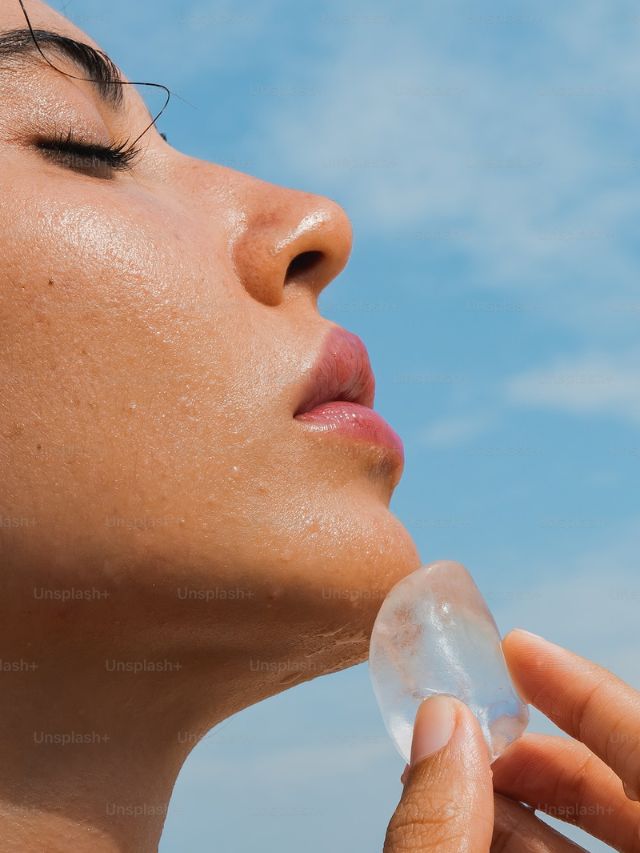 Skin Icing Benefits: દરેક વ્યક્તિને તેમનો ચહેરો પસંદ હોય છે. ઘણા લોકો પોતાના ચહેરાને ચમકદાર રાખવા માટે પૂરા પ્રયાસ કરે છે.