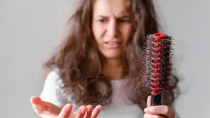 એક સમસ્યા વાળ ખરવાની છે. આજકાલ દરેક વ્યક્તિ વાળ ખરવાની સમસ્યાનો સામનો કરી રહી છે. એક સમસ્યા વાળ ખરવાની છે. આજકાલ દરેક વ્યક્તિ વાળ ખરવાની સમસ્યાનો સામનો કરી રહી છે.