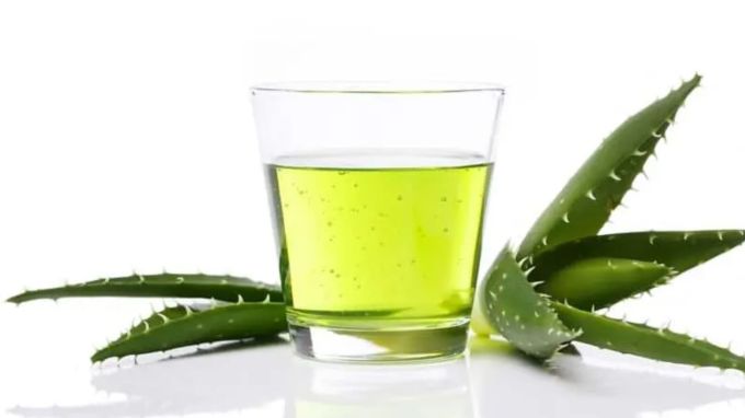 ગ્રીન ટી અને એલોવેરાનું મિશ્રણ વાળના મૂળમાં લગાવવાથી વાળ મજબૂત થાય છે. ગ્રીન ટી અને એલોવેરાનું મિશ્રણ વાળના મૂળમાં લગાવવાથી વાળ મજબૂત થાય છે.