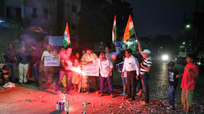 આ મેચમાં ભારતીય કેપ્ટન રોહિત શર્માએ ટોસ જીતીને પ્રથમ બેટિંગ કરવાનો નિર્ણય કર્યો હતો અને ટીમ ઇન્ડિયાએ કિવી સામે શાનદાર બેટિંગ કરીને 50 ઓવરમાં 4 વિકેટે 397 રનનો વિશાળ સ્કોર બનાવ્યો હતો. (Express photo by Nirmal Harindran)