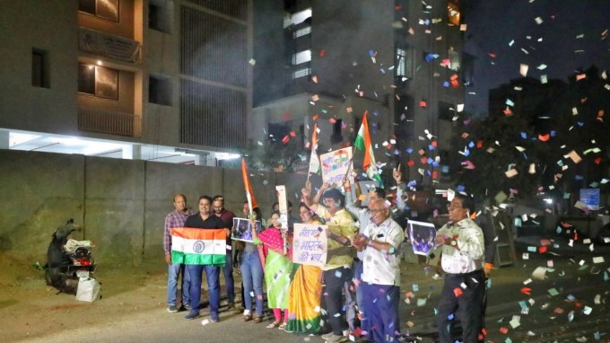 આ પછી શમીએ કેન આઉટ કરીને આ ભાગીદારી તોડી હતી અને ભારતને રાહત આપી હતી. કેપ્ટન કેને આ મેચમાં 69 રનની ઈનિંગ્સ રમી હતી જ્યારે ડેરિલ મિચેલે 134 રન ફટકાર્યા હતા. શમીએ 7 વિકેટ ઝડપી હતી. આ મેચમાં ન્યૂઝીલેન્ડની ટીમ 48.5 ઓવરમાં 327 રન બનાવી ઓલઆઉટ થઈ ગઈ હતી. (Express photo by Nirmal Harindran)