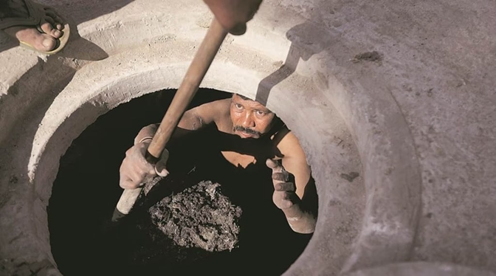 Surat workers death | સુરત : પલસાણામાં કિરણ ઈન્ડસ્ટ્રીમાં ટાંકી સાફ કરવા ઉતરેલા ચાર કામદારના મોત, તંત્ર દોડતુ થયું Surat workers death | સુરત : પલસાણામાં કિરણ ઈન્ડસ્ટ્રીમાં ટાંકી સાફ કરવા ઉતરેલા ચાર કામદારના મોત, તંત્ર દોડતુ થયું