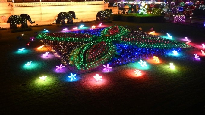 સ્વામી નારાયણ સંતે કહ્યું, દીપાવલી - અજ્ઞાનરૂપ અંધકારમાંથી જ્ઞાનરૂપ પ્રકાશ પ્રાપ્ત કરવાનો અલૌકિક ઉત્સવ. તમને જણાવી દઈએ કે, ગાંધીનગર સ્વામિનારાયણ અક્ષરધામ આ ઉત્સવ સતત 31 વર્ષથી પરંપરાગત શૈલીથી 10,000 દીવડાઓ પ્રગટાવી મનાવે છે.