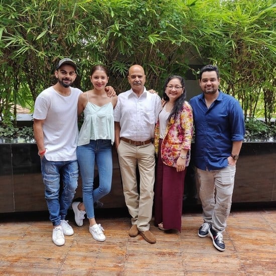વિરાટ કોહલી વર્લ્ડ કપ 2023ને લઈને ચર્ચામાં છે. તે પોતાની બેટિંગથી દર્શકોના દિલ જીતી રહ્યો છે. પોતાની રમતની સાથે સાથે ક્રિકેટર્સ પોતાના હેન્ડસમ લુક અને ફિટનેસ માટે પણ ચર્ચામાં રહે છે. પરંતુ શું તમે જાણો છો કે તેના સસરા એટલે કે અનુષ્કા શર્માના પિતા અજય કુમાર શર્મા પણ ફિટનેસના મામલે તેમના જમાઈથી ઓછા નથી.