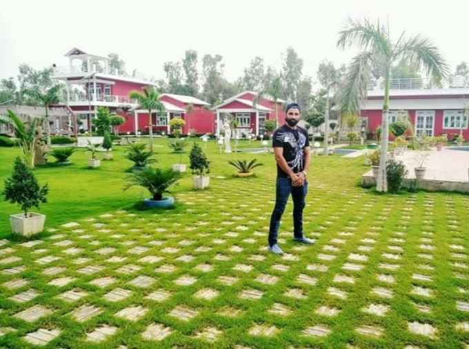 મોહમ્મદ શમી ક્રિકેટના મેદાન પર જેટલો હિટ છે, તેટલો જ તે ક્રિકેટના મેદાનની બહાર પણ લક્ઝુરિયસ લાઈફ જીવે છે. યુપીના અમરોહા જિલ્લાના અલીનગર વિસ્તારમાં તેનું આલીશાન ફાર્મ હાઉસ છે.