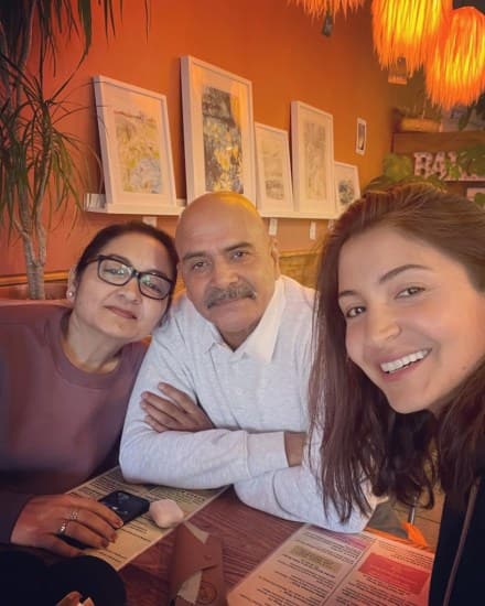 અભિનેત્રી ઘણીવાર કહે છે કે તેને આર્મી ઓફિસરની પુત્રી હોવાનો ગર્વ છે. તે અવારનવાર તેના સોશિયલ મીડિયા એકાઉન્ટ પર તેના પિતાની તસવીરો શેર કરતી રહે છે.