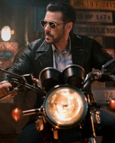 <strong>સલમાન ખાન</strong><br>સલમાન ખાનના પણ ઘણા સમય પહેલા વાળ ખરવા માંડ્યા હતા. તેથી તેણે પોતાનો લુક જાળવી રાખવા માટે તેણે હેર ટ્રાન્સપ્લાન્ટનો આશરો લીધો છે. (ફોટો સ્ત્રોત: @beingsalmankhan/instagram)