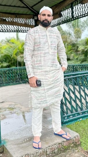 ભારતીય ટીમનો ફાસ્ટ બોલર મોહમ્મદ શમી હાલમાં વર્લ્ડ કપ 2023માં શાનદાર પ્રદર્શન કર્યુ હતુ. તે આ ટૂર્નામેન્ટમાં સૌથી વધુ વિકેટ લેનાર બોલર બન્યો છે. તેણે 6 મેચમાં 23 વિકેટ લઈને ભારતની જીતમાં મહત્વની ભૂમિકા ભજવી હતી.