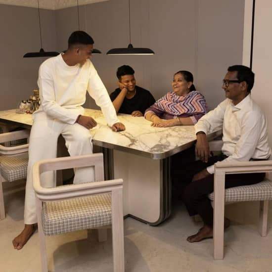 તેમણે કહ્યું કે યશસ્વી બે ભારતીય લેજન્ડ ગાંગુલી અને સેહવાગનું મિશ્રણ છે. યશસ્વી સેહવાગની જેમ જ નિર્ભયતાથી રમે છે.