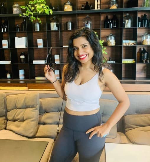 ઝારાએ પોતાને ફુલ ટાઈમ ડેટા એન્જિનિયર ગણાવી છે.