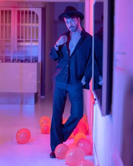 આ સિવાય તેઓ મહાવીર ઈન્સ્પાયર ગ્રુપના મેનેજિંગ ડિરેક્ટર છે. આ કંપની બિલાસપુરમાં કોલસાનો વેપાર, વોશરી, લોજિસ્ટિક્સ, પાવર પ્લાન્ટ, રિયલ એસ્ટેટ અને હીરાનો વેપાર કરે છે.