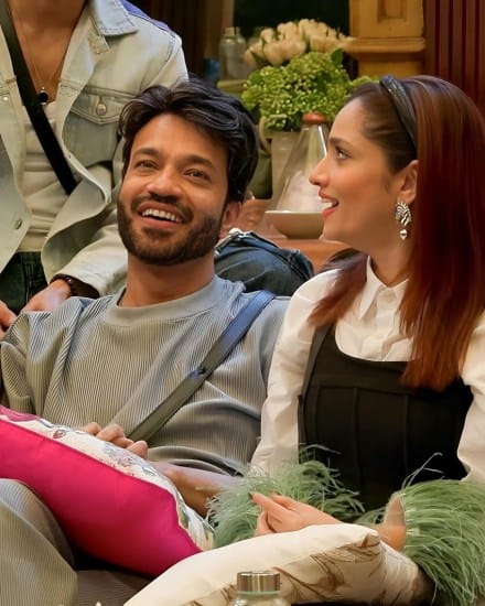 સલમાન ખાનના શો 'બિગ બોસ 17'માં ફેન્સને ભરપૂર મનોરંજનનો ડોઝ મળી રહ્યો છે. શોમાં તમામ સ્પર્ધકોનું દબદબો છે. જેમાંથી એક અભિનેત્રી અંકિતા લોખંડે અને તેના પતિ વિકી જૈન છે. આ દંપતી લાઈમલાઈટમાં રહેવાની કોઇ તક છોડતું નથી.