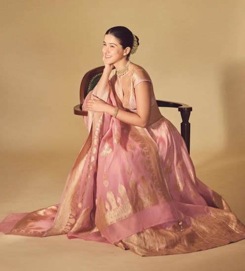 અભિનેત્રીએ ગ્લોઇંગ મેકઅપ અને ચહેરા પર સુંદર સ્મિત સાથે પોતાનો લુક પૂર્ણ કર્યો છે.<br> (ફોટો સ્ત્રોત: @shanayakapoor02/instagram)<br> <strong>(આ પણ વાંચોઃ <a href="https://www.jansatta.com/photos/entertainment-gallery/karishma-tanna-looks-glamorous-in-white-lehenga-fans-praised-her-beauty/3075960/"><a href="https://gujarati.indianexpress.com/photos/entertainment/diwali-2023-nushrratt-bharuccha-floral-lehenga-style-jshd-import-ag/">ફ્લોરલ લહેંગામાં જોવા મળી નુસરત ભરૂચા, દિવાળી સેલિબ્રેશન પહેલા દેખાડ્યો ટ્રેડિશનલ અંદાજ</a></a></strong>