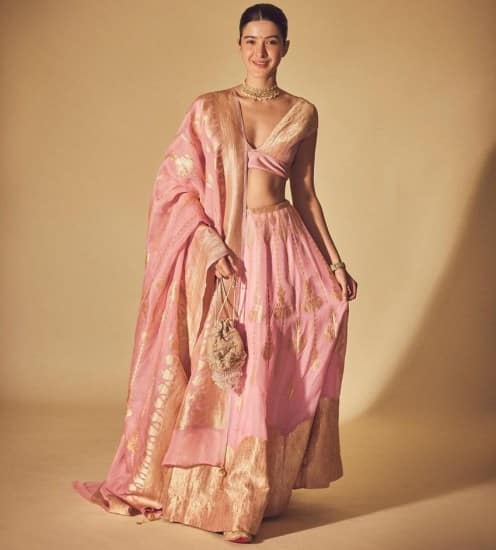 આ તસવીરો શેર કરતી વખતે અભિનેત્રીએ તેના ચાહકોને ધનતેરસની શુભકામનાઓ પાઠવી છે.