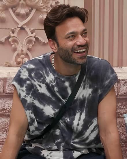 તમને જણાવી દઈએ કે, વિકી જૈનને રમતગમતનો ખૂબ જ શોખ છે અને તે બોક્સ ક્રિકેટ લીગ (BCL) ટીમ મુંબઈ ટાઈગર્સનો સહ-માલિક છે.