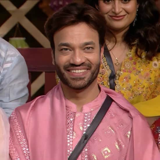 ટીવીનો સૌથી વિવાદાસ્પદ રિયાલિટી શો બિગ બોસ 17માં દરરોજ સ્પર્ધકો વચ્ચે કોઈને કોઈ લડાઈ કે દલીલબાજી થાય છે. આ સાથે જ સ્પર્ધકોના ઘણા રહસ્યો પણ દરરોજ ઉજાગર થાય છે. હાલમાં જ સામે આવ્યું છે કે અંકિતા લોખંડેના પતિ વિકી જૈન નકલી વાળ લગાવે છે. અંકિતા અને વિકીએ કહ્યું કે વાળ સંબંધિત સમસ્યાઓના કારણે તેમને ઈન્જેક્શન અને સારવાર લેવી પડી છે. એટલે કે માથાના અમુક ભાગો પર વાળ ન હોવાને કારણે વિકી નકલી વાળના પેચ લગાવે છે. પરંતુ શું તમે જાણો છો કે બોલિવૂડના ઘણા એવા કલાકારો છે જેમના માથા પર નકલી વાળ છે. આ કલાકારોએ ટાલ દૂર કરવા અને પરફેક્ટ લુક માટે હેર ટ્રાન્સપ્લાન્ટ કરાવ્યું છે. આવો અમે તમને આ કલાકારો વિશે જણાવીએ. (ફોટો સ્ત્રોત: @realvikasjainn/instagram)