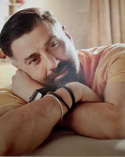 <strong>સની દેઓલ</strong><br>40 વર્ષની ઉંમર વટાવ્યા પછી, સની દેઓલના વાળ ખરવા લાગ્યા, ત્યારબાદ તેણે પોતાનો લુક જાળવી રાખવા માટે હેર ટ્રાન્સપ્લાન્ટ કરાવ્યું છે. (ફોટો સ્ત્રોત: @iamsunnydeol/instagram)