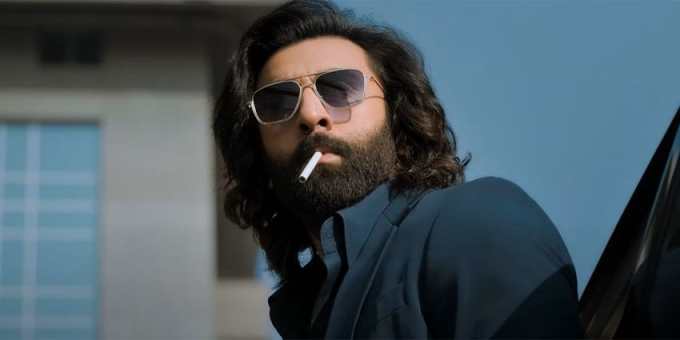 <strong>રણબીર કપૂર</strong><br>મીડિયા રિપોર્ટ્સનું માનીએ તો રણબીર કપૂરે ફિલ્મ એનિમલ માટે 70 કરોડ રૂપિયા ફી લીધી છે. અહેવાલો અનુસાર, તેમની કુલ સંપત્તિ 45 મિલિયન ડોલર એટલે કે 345 કરોડ રૂપિયા છે.