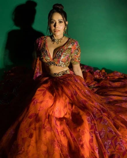 આ તસવીરોમાં અભિનેત્રીએ ફ્લોરલ ડિઝાઈન સાથે નારંગી અને ગુલાબી રંગનો લહેંગો પહેર્યા છે.