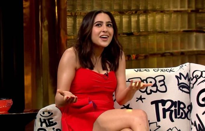 આ સવાલ પર સારા હસીને કહે છે તમે લોકો ખોટા સારાના પાછળ છો. આખી દુનિયા ખોટા સારાની પાછળ છે. સારાના આ શબ્દો પરથી એવું માનવામાં આવે છે કે તે સારા તેંડુલકરનો જ ઉલ્લેખ કરી રહી છે. એટલે કે શુભમન ગિલ તેને નહીં પરંતુ સારા તેંડુલકરને ડેટ કરી રહ્યો છે.<br> (ફોટો સોર્સઃ કોફી વિથ કરણ 8 સ્ક્રીન શોટ)