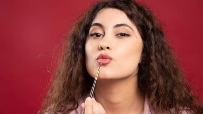 જો તમને પણ નિયમિતપણે લિપસ્ટિક લગાવવાની આદત છે તો આ સમાચાર તમારા માટે છે. કારણ કે- આજે આપણે નિયમિત રીતે લિપસ્ટિક લગાવવાથી થતી આડ અસર વિશે જાણવા જઈ રહ્યા છીએ. (ફોટો: ફ્રીપિક)