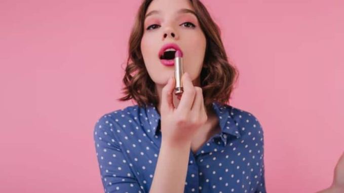 જ્યારે તમે હોઠ પર લિપસ્ટિક લગાવો છો, ત્યારે હોઠ પરની ત્વચા પરના નાના છિદ્રો બંધ થઈ જાય છે; જેના કારણે તમારા હોઠ વારંવાર સુકાઈ જાય છે. (ફોટો: ફ્રીપિક)