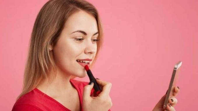 ઘણી સ્ત્રીઓ પૈસા બચાવવા માટે ઓછી ગુણવત્તાવાળી લિપસ્ટિક ખરીદે છે; પણ એવું ન કરો. આવી લિપસ્ટિકનો નિયમિત ઉપયોગ તમારા સુંદર હોઠને બગાડી શકે છે. (ફોટો: ફ્રીપિક)