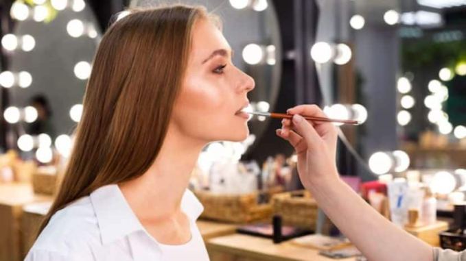 લિપસ્ટિક ખરીદતી વખતે લિપસ્ટિક પર આપવામાં આવેલી સૂચનાઓ વાંચો. સૂચનો ન વાંચવાને કારણે ઘણી વખત સ્ત્રીઓ લિપસ્ટિક લગાવ્યા પછી આડઅસર અનુભવે છે. (ફોટો: ફ્રીપિક)