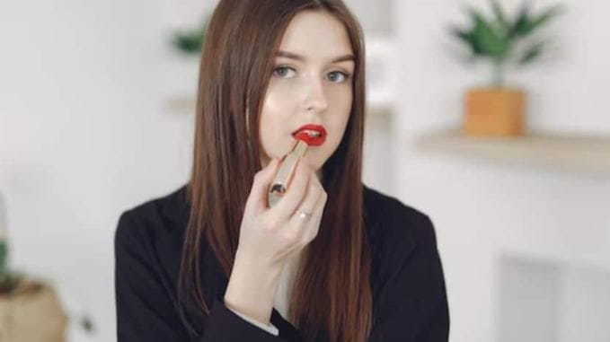 લિપસ્ટિક ખરીદતી વખતે હંમેશા 'એક્સપાયરી ડેટ' ચેક કરો. લિપસ્ટિકની આ એક્સપાયરી ડેટને અવગણવાથી પાછળથી આડઅસર થઈ શકે છે. આવી લિપસ્ટિકના ઉપયોગથી હોઠ કાળા પણ થઈ જાય છે. (ફોટો: ફ્રીપિક)