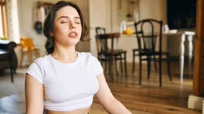 સૂર્યનમસ્કાર એક સંપૂર્ણ કસરત છે. તે અંગૂઠાથી માથા સુધીના દરેક અંગને ફાયદો કરે છે.(ફોટો - ફ્રીપિક)