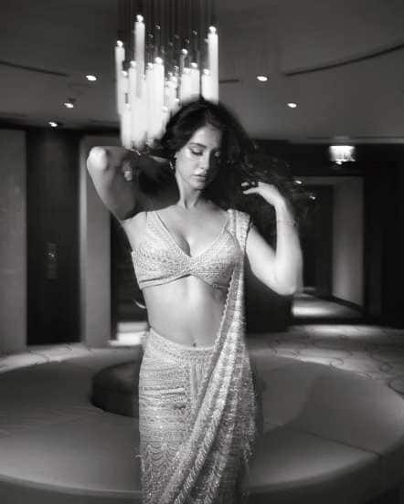 બ્લેક એન્ડ વ્હાઇટ ફોટો હોય કે કલર ફોટો, દિશા સુંદર લાગે છે.