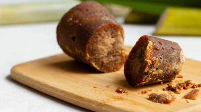 તમે બજારમાં સફેદ, આછો પીળો કે લાલ નકલી ગોળ શોધી શકો છો. જો તમે તેને પાણીમાં નાખો છો, તો ભેળસેળયુક્ત સામગ્રી વાસણના તળિયે ડૂબી જશે, જ્યારે શુદ્ધ ગોળ પાણીમાં સંપૂર્ણપણે ઓગળી જશે. (ફોટો – ફ્રીપિક)