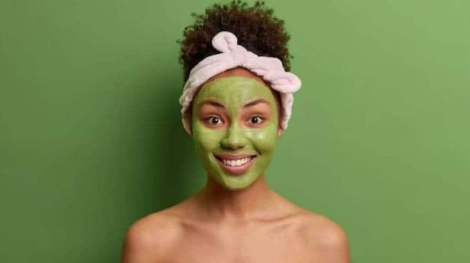 હવે તેમાં મધ અને દહીં નાખીને મિક્સ કરો. આ પેસ્ટને ચહેરા પર લગાવો અને 15-20 મિનિટ માટે છોડી દો. (ફોટો: ફ્રીપિક)