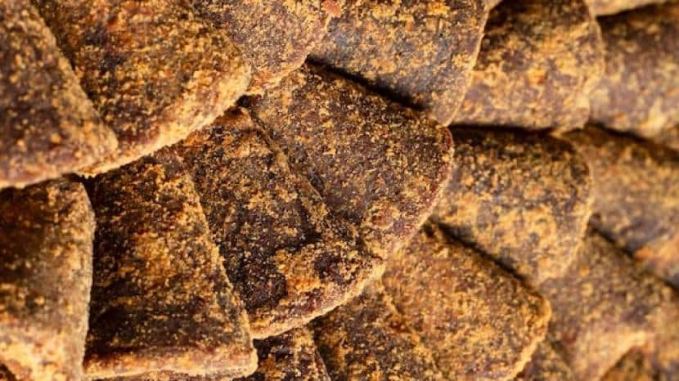 હંમેશા બ્રાઉન ગોળ ખરીદો. પીળો કે આછો સોનેરી રંગનો ગોળ ન ખરીદો, કારણ કે તે નકલી હોવાની શક્યતા છે. (ફોટો – ફ્રીપિક)