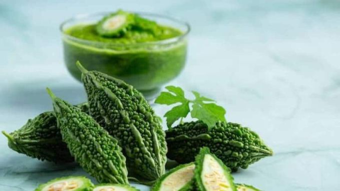 કારેલાના બીજ ત્વચા માટે ખૂબ જ ફાયદાકારક છે. તેના વિટામિન્સ, એન્ટિઓક્સિડન્ટ્સ અને મિનરલ્સ ત્વચાને સ્વસ્થ રાખવામાં મદદ કરે છે. (ફોટો: ફ્રીપિક)