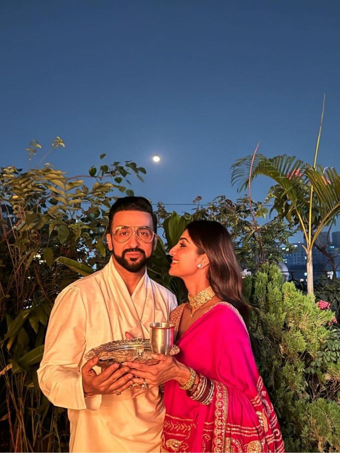 શિલ્પા શેટ્ટીની વાત કરીએ તો તે પણ વર્ષોથી તેના પતિ રાજકુન્દ્રા માટે કરવા ચોથનું વ્રત કરે છે. ત્યારે આ વર્ષે પણ તેને કરવા ચોથનું વ્રત કર્યું હતું. આ ખાસ પ્રસંગ પર શિલ્પા શેટ્ટી રેડ સાડી, માથા પર સિદુર અને ગળામાં મંગલસૂત્ર પહેરવાની સાથે સંપૂર્ણ સુહાગન લાગી રહી હતી. 