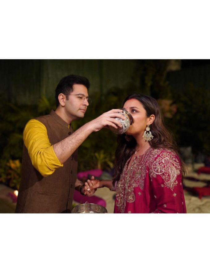 આ તસવીરમાં રાઘવ ચઢ્ઢાએ પરિણીતી ચોપરાનું વ્રત ખોલતો નજર આવી રહ્યો છે. ઉલ્લેખનીય છે કે, પરિણીતી ચોપરાએ તેના પહેલા કરવા ચોથની તસવીરો પોતાના ઇન્સ્ટાગ્રામ પર શેર કરી છે. 