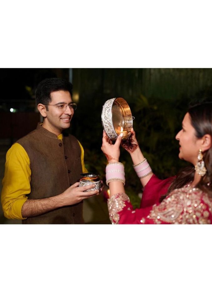 આ વર્ષે કરવા ચોથનો તહેવાર 1 નવેમ્બરના રોજ ઉજવવામાં આવ્યો. પરિણીત મહિલાઓ તેમના પતિના જીવનની સલામતી અને આયુષ્ય માટે ઉપવાસ કરે છે. આ પછી મહિલાઓ ચંદ્ર ઉગ્યા પછી અને અર્ઘ્ય અર્પણ કર્યા પછી જ તેમનું વ્રત પૂર્ણ કરે છે.