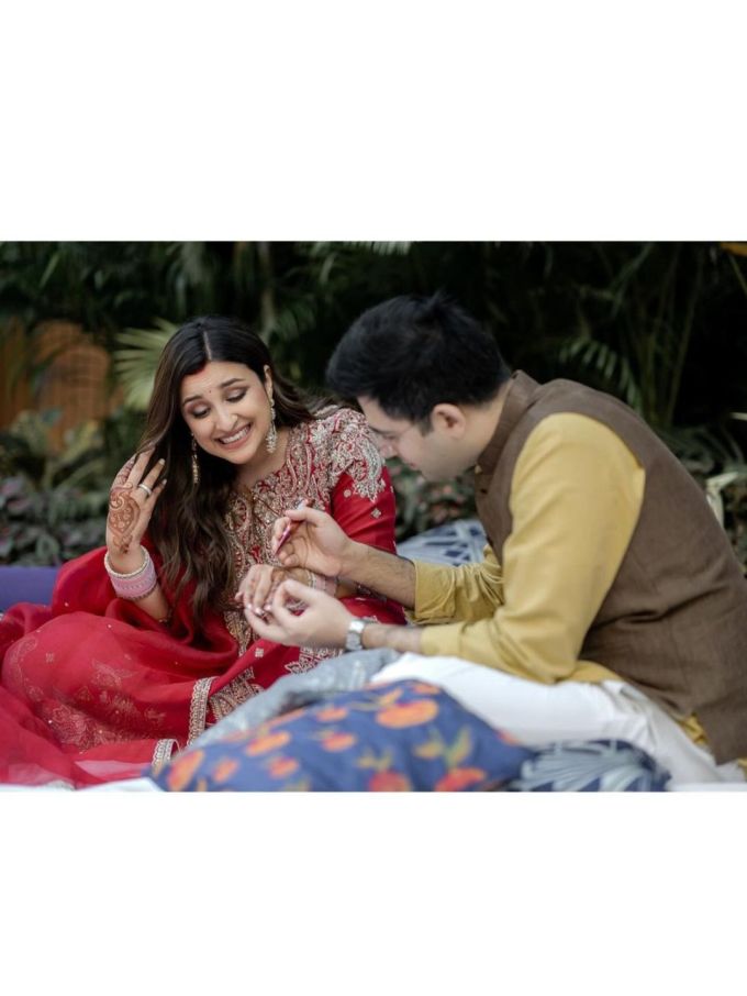 આ તસવીરમાં રાઘવ ચઢ્ઢા પરિણીતી ચોપરાના હાથમાં મેહંદી લગાવતો નજર આવી રહ્યો છે.  