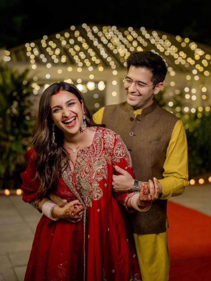 આ તસવીરમાં પરિણીતી ચોપરા અને રાઘવ ચઢ્ઢાની કિલર સ્માઇલ જોવા મળી રહી છે. આ સાથે તે મસ્તીના મૂડમાં લાગી રહ્યા છે. 