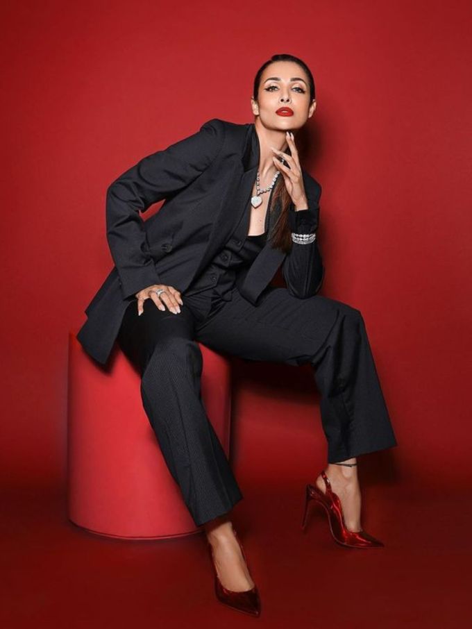 મલાઇકાનો આ બોસી લૂક લેડી બોસ માટે એકદમ પરફેક્ટ છે. મલાઇકા અરોરાએ આ બોસી લૂક પર ગ્લેમરસ મેકઅપ કર્યો છે.  